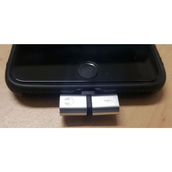 iPhone Audio and Charge 2 in 1 Adaptor - Silver - Picture 2 of 5